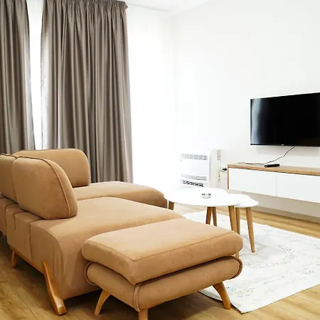 Corner Apartments- Near Airport *