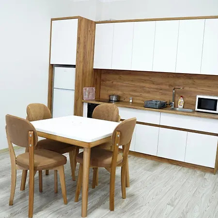 Corner Apartments- Near Airport Apartamento